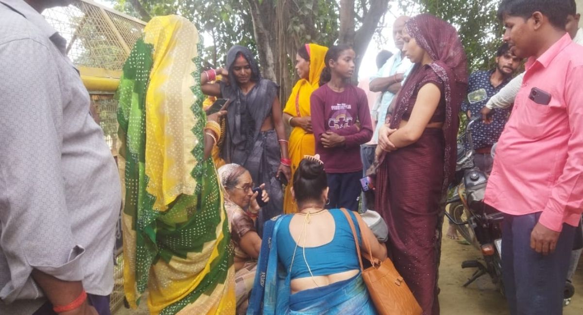 two women jump off karmaini bridge in gorakhpur one rescued