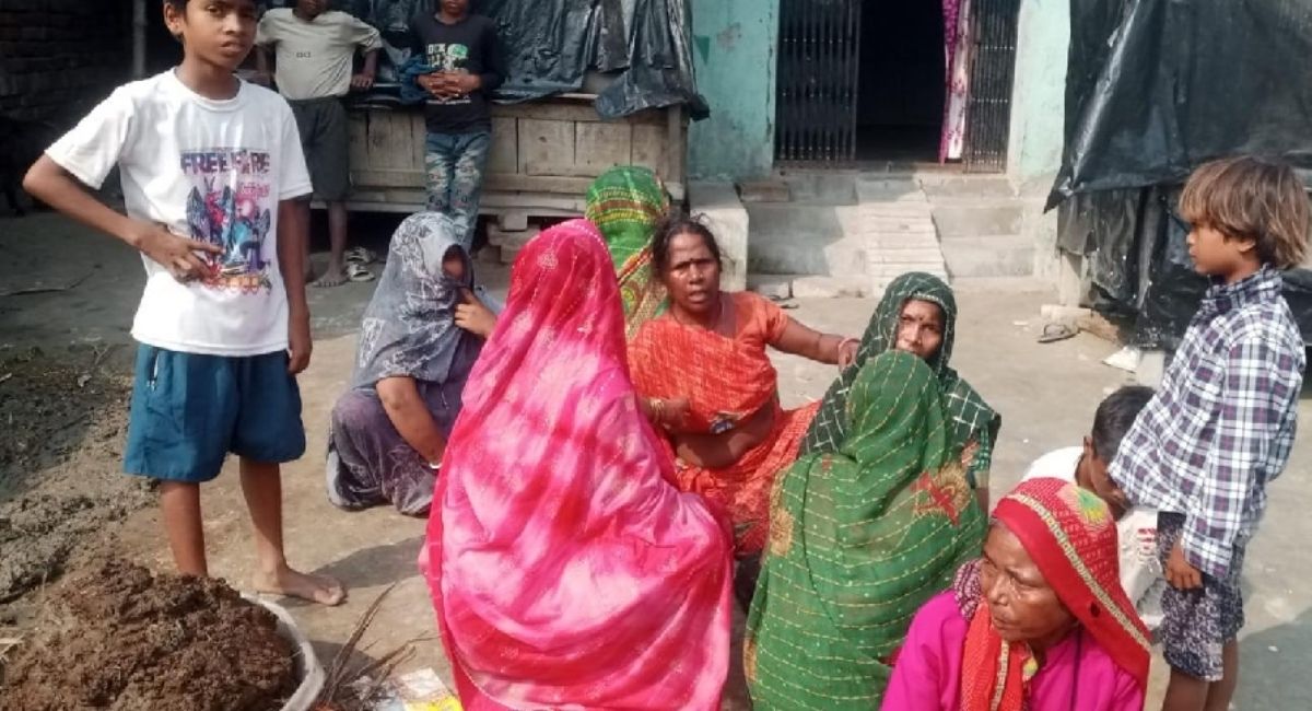 kushinagar news young man found hanging in garden police investigating