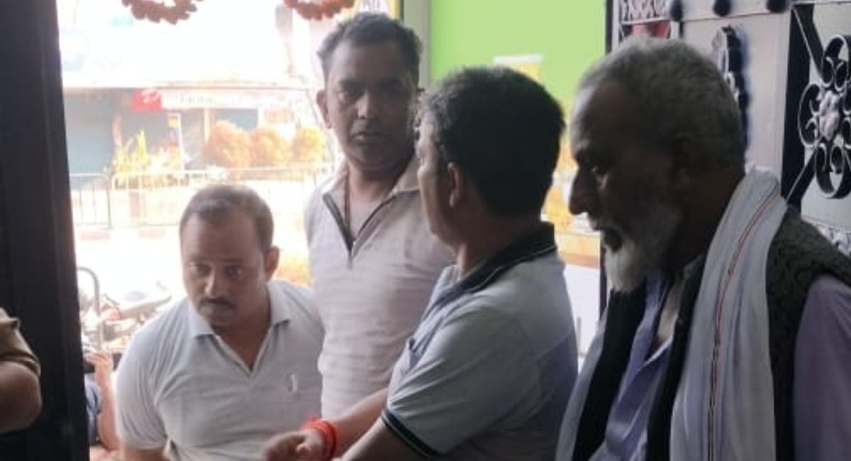 patanjali store theft in maharajganj cash and goods stolen
