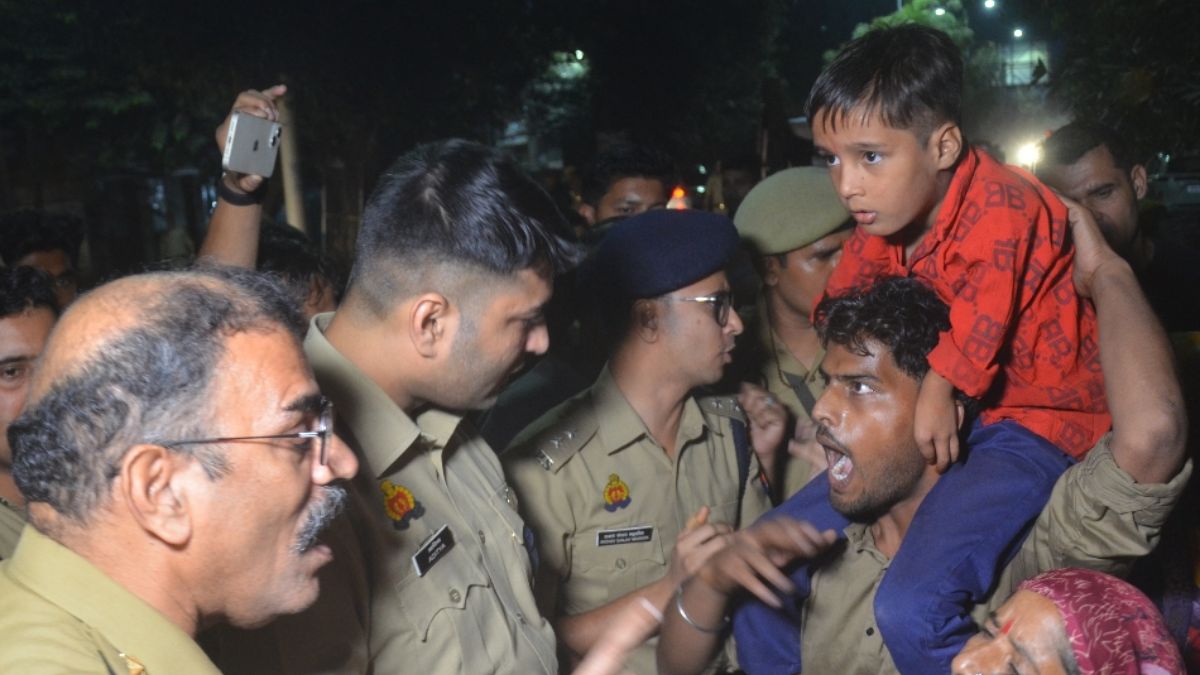 bus accident on expressway 11 injured en route to muzaffarpur
