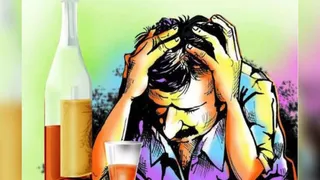 जिला शिमला के एक स्कूल का शिक्षक शराब के नशे में पाया गया। प्रतीकात्मक फोटो