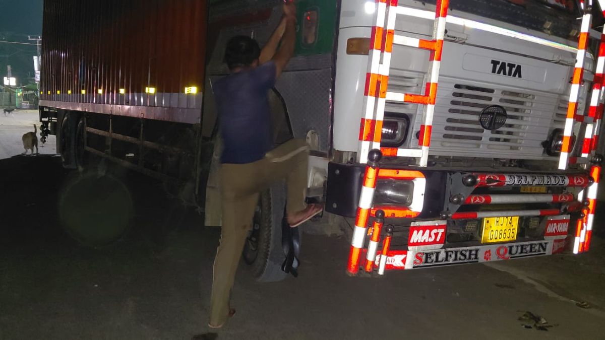 raebareli drunk container driver creates ruckus blocks road