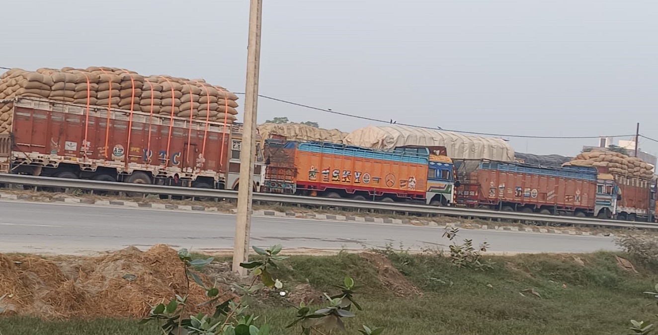 haryana border trucks stopped traffic jam in up
