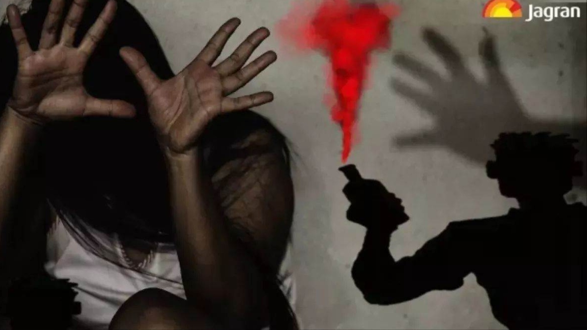 acid attack on du student in delhi hands burned assailants flee