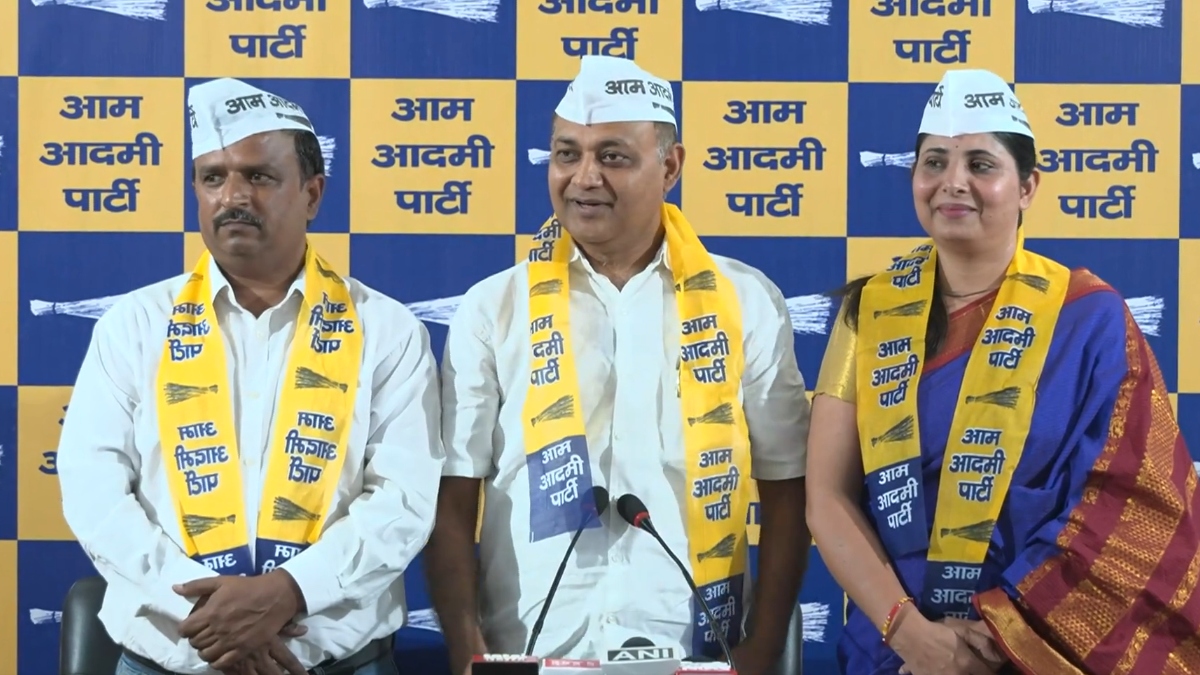 bjp leaders anil rawat and pooja sharma join aap