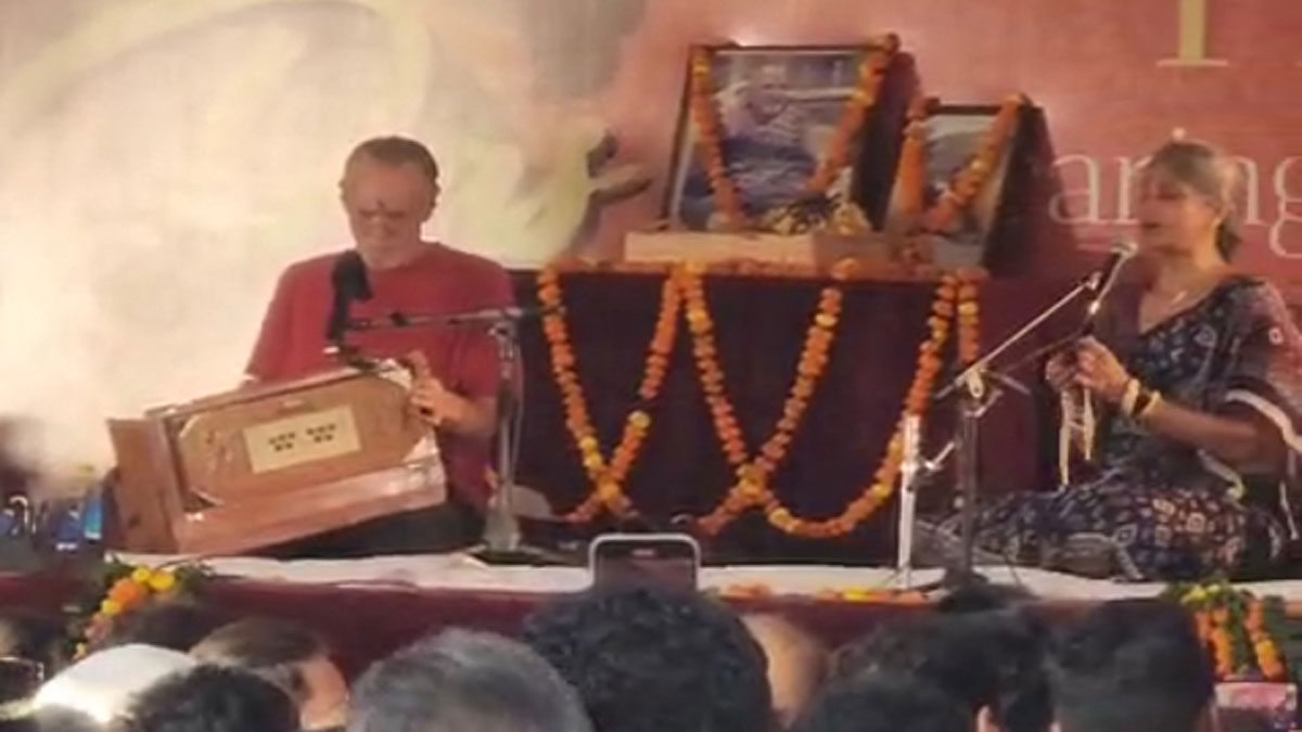 american singer krishna das bhajan program in rishikesh