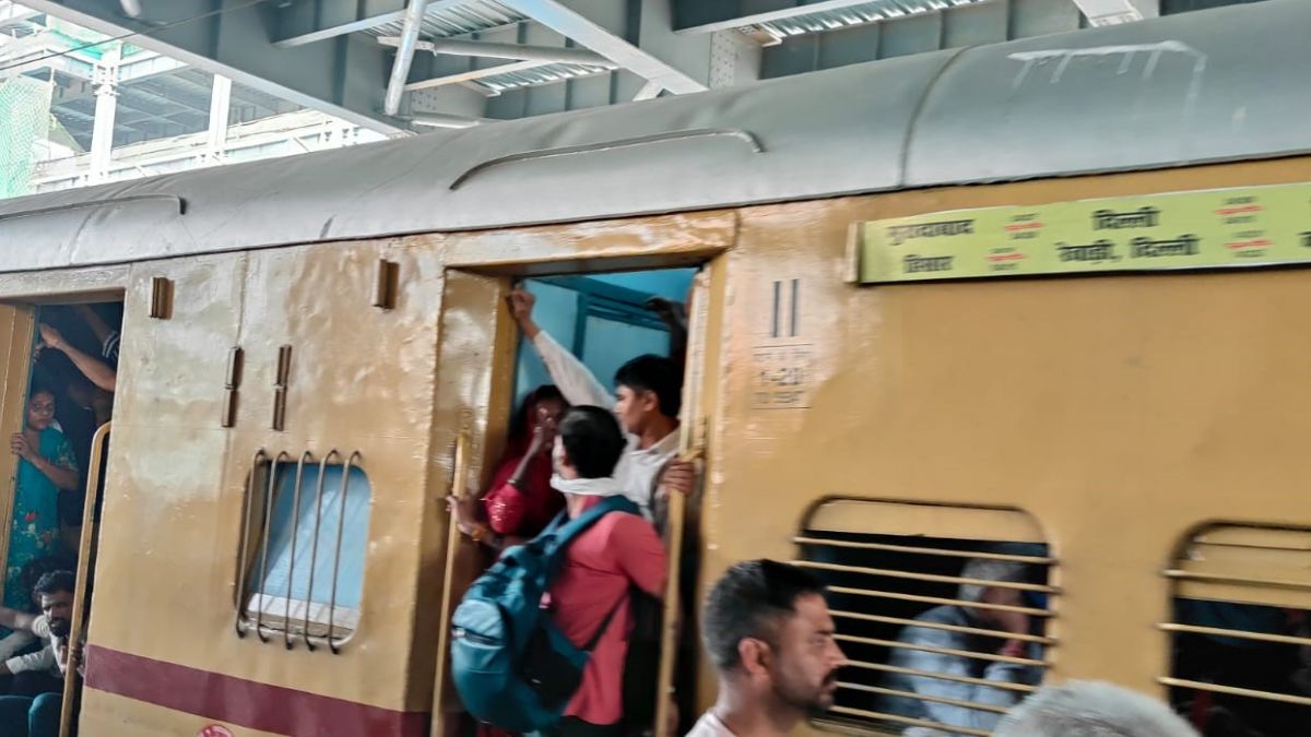 chhath puja travel rush heavy crowds on trains to bihar up bengal