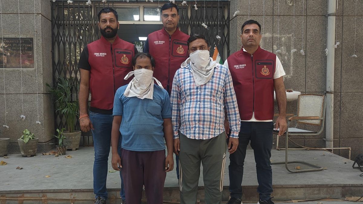 two arrested with 66400 international brand cigarettes in delhi