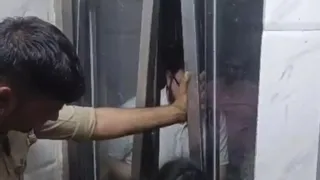 इंदिरापुरम की एचआरसी सोसायटी में बेटे को स्कूल छोड़ने जाने के दौरान फंसे पिता-पुत्र। आर्काइव
