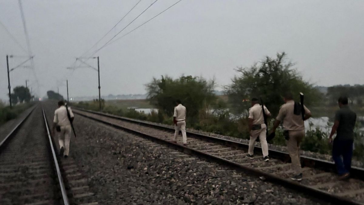 khagaria train accident youth dies body lays unattended due to border dispute