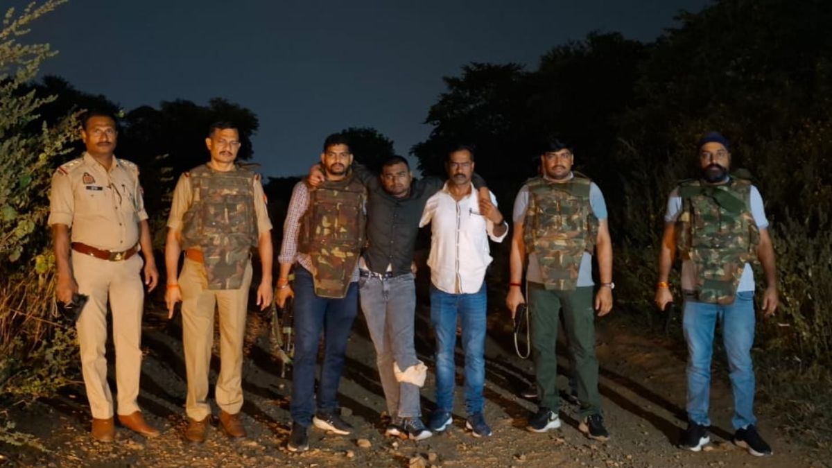 up operation langda police trapped company agent who duped railway cash of rs 69 lakhs in encounter and hits bullet on his leg