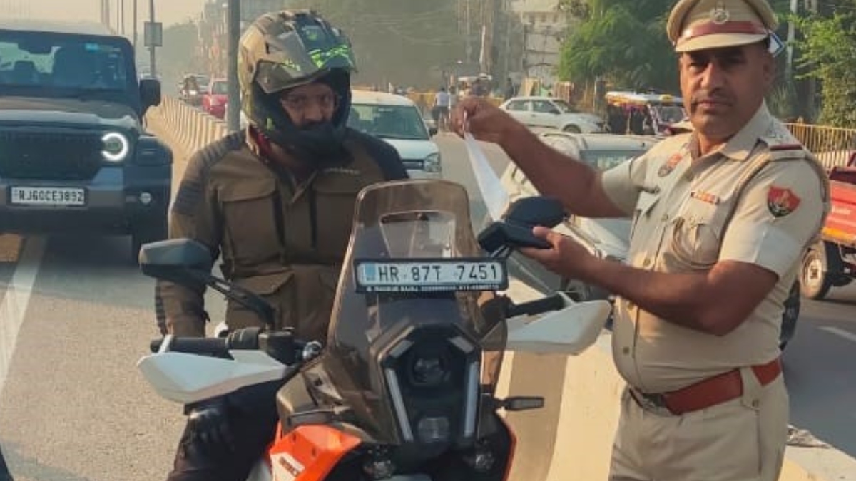 gurugram traffic violations action against 2000 vehicle drivers