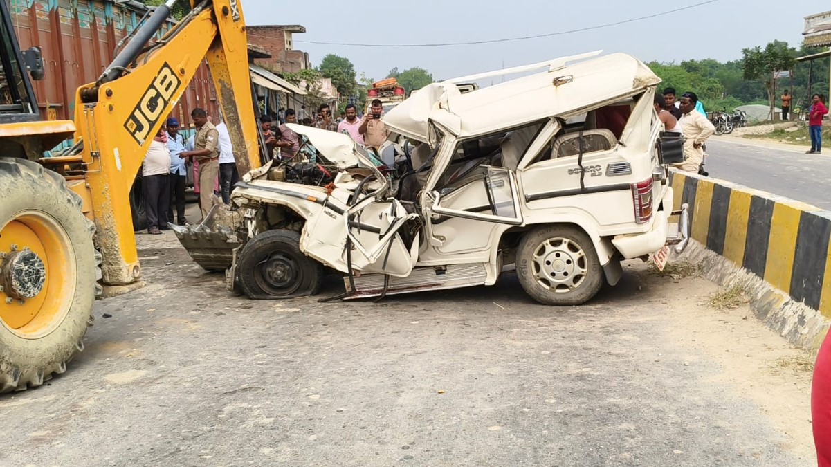 jaunpur accident three pilgrims dead in bolero truck collision
