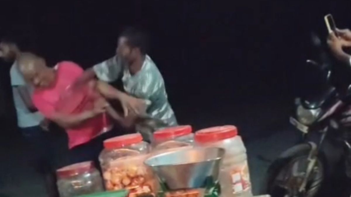 chhattisgarh police assaulted over stall removal viral video