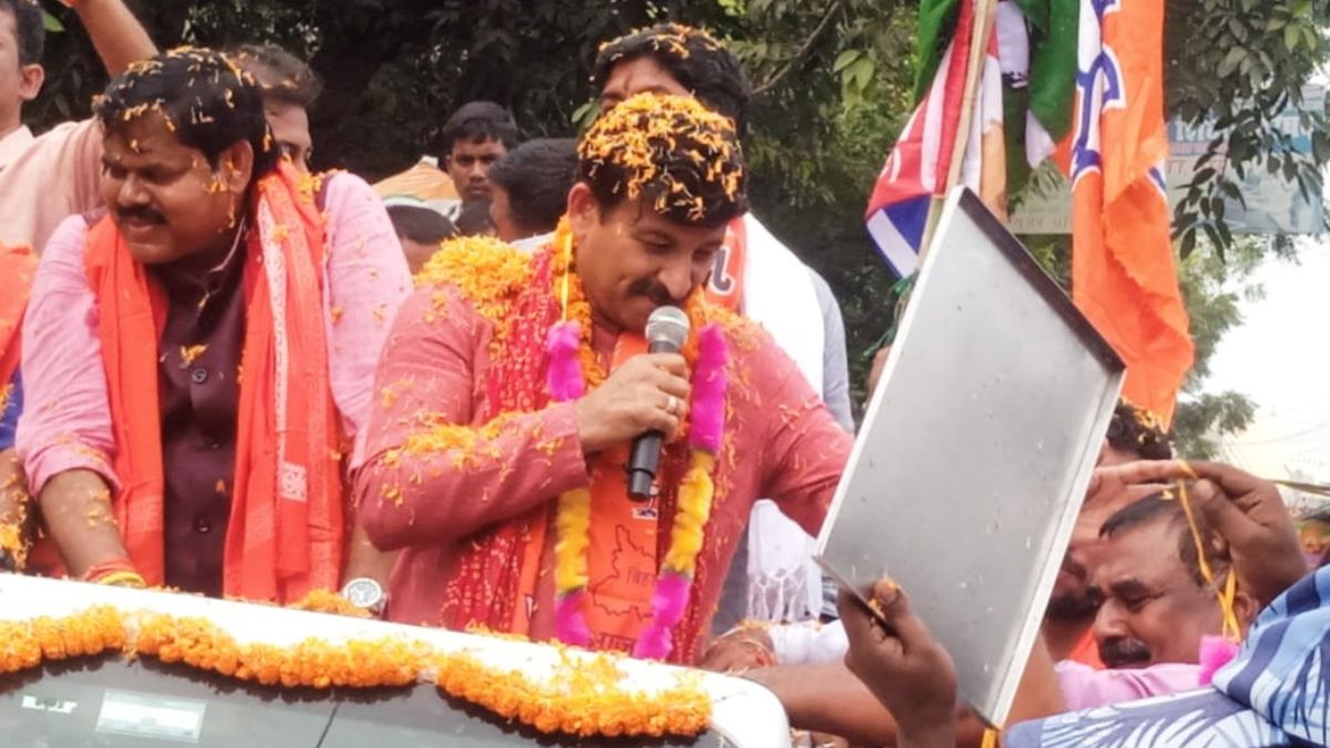 manoj tiwaris roadshow sings chhathi maiya songs appeals for votes