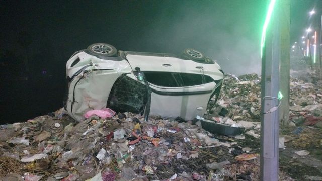 मऊ में बाइक को टक्कर मारते हुए अनियंत्रित कार पलटी, युवक की मौत; दो लोग घायल

