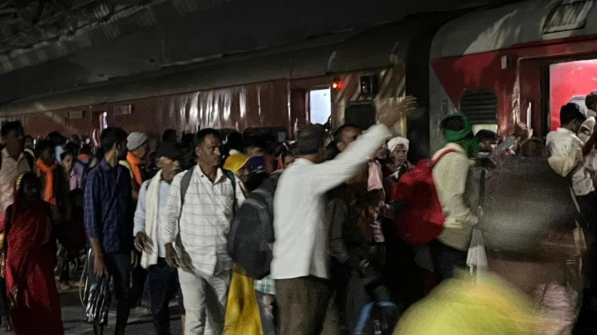 heavy rush on delhibound trains festival specials offer little relief