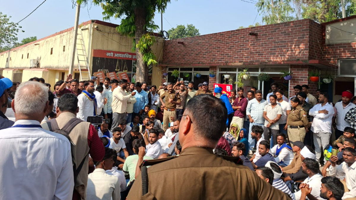 founder of roorkee sant ravidas dham attacked public surrounds police station