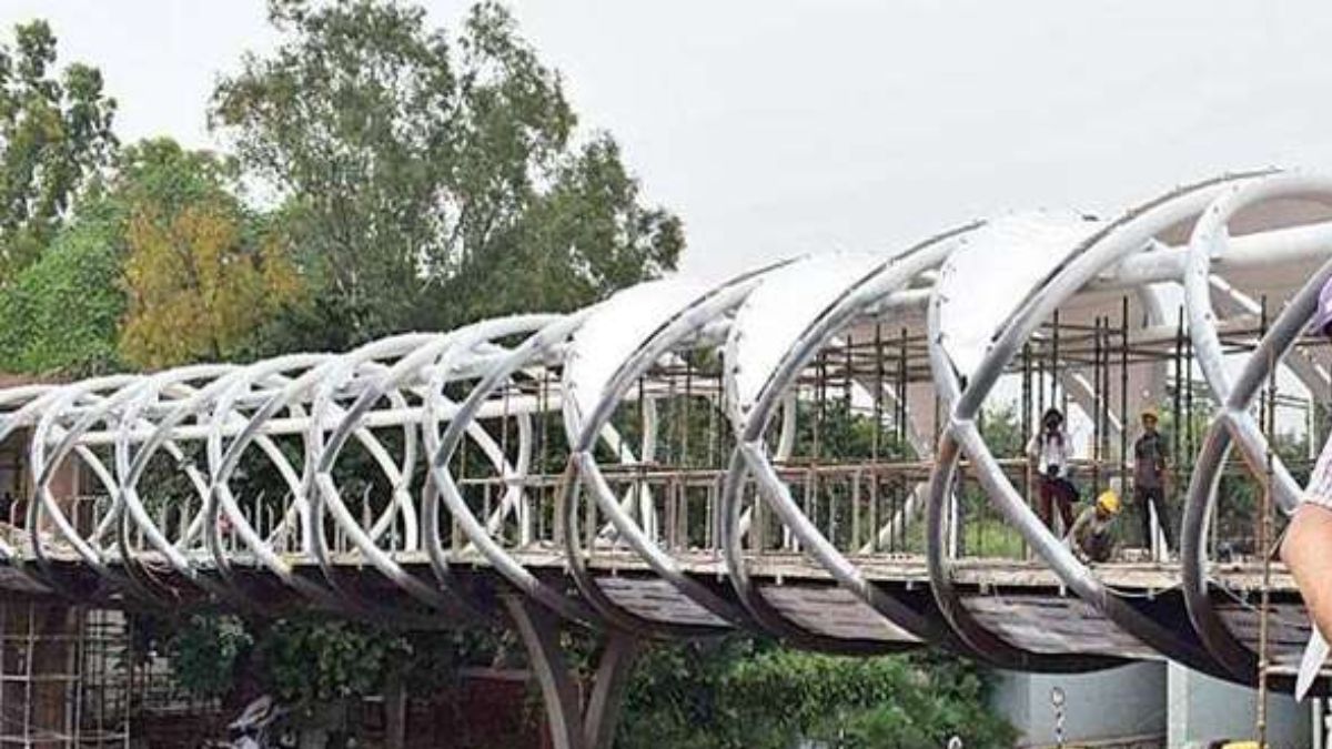 noida skywalk construction agency selected for model town sector 62