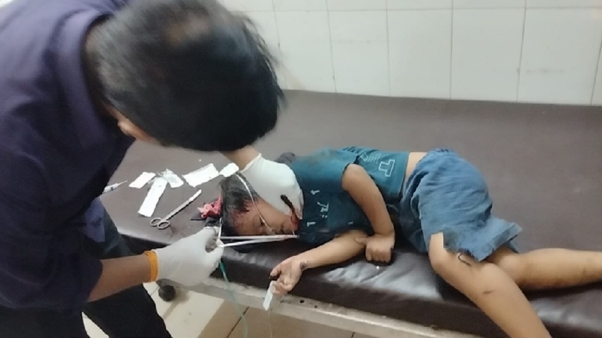 mother saves daughter from train critically injured