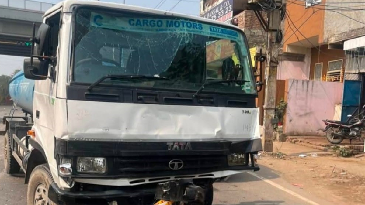 delhi dtc bus accident four vehicles damaged at barwala chowk