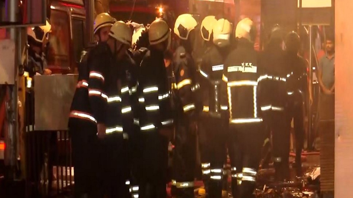 fire at bata showroom in mumbais crawford market