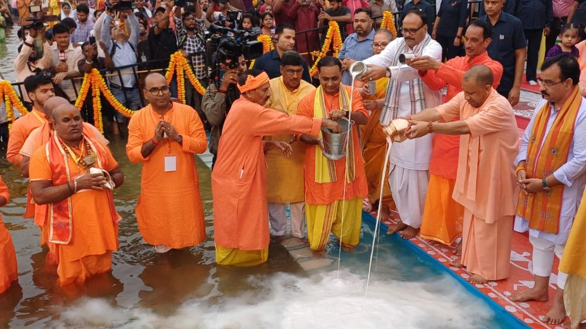 chhath 2025 in up cm yogi adityanath offered prayers to bhagwan surya on banks of the gomti river in lucknow on chhath