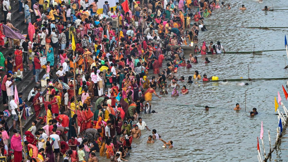 chhath 2025 offering prayers to setting sun in muzaffarpur