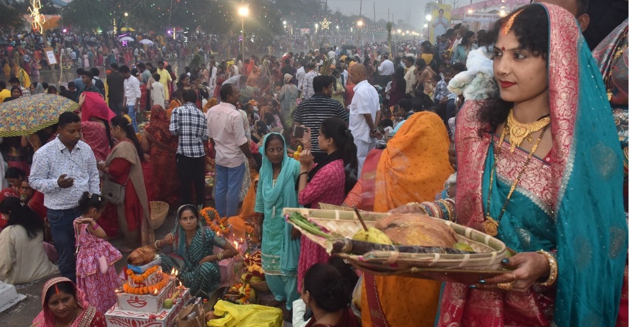 chhath puja 2025 updates surya arghya sunrise sunset timing see kanpur celebrations photos