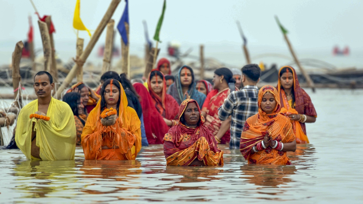 chhath puja 2025 waiting for the rising sun after offering prayers