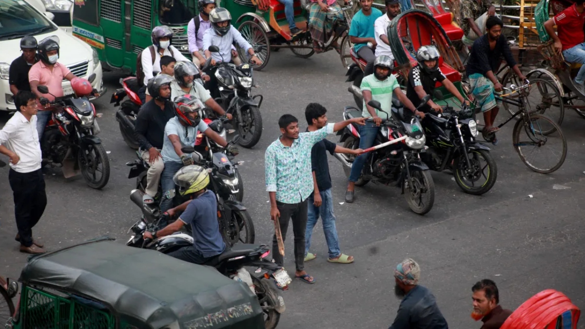 violent clash between dhaka university students leaves 50 injured
