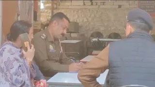 पूर्व सीएम धूमल के ड्राइवर की संदिग्ध हालात में मौत के बाद पत्नी के बयान दर्ज करती पुलिस। जागरण