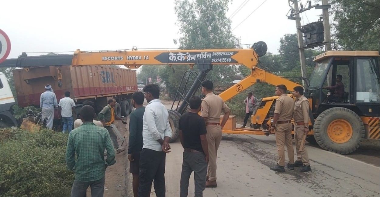 fatehpur dalmau road jam dumper accident causes traffic chaos