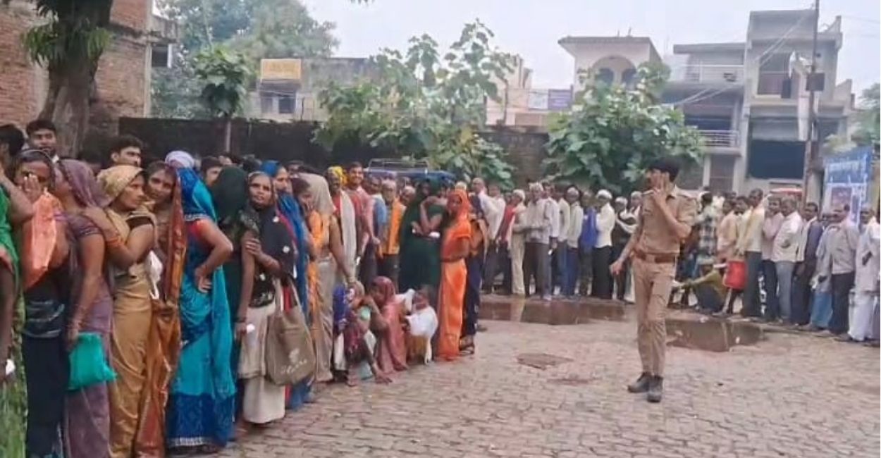 fertilizer shortage in up women queue up in fatehpur distribution held under police security