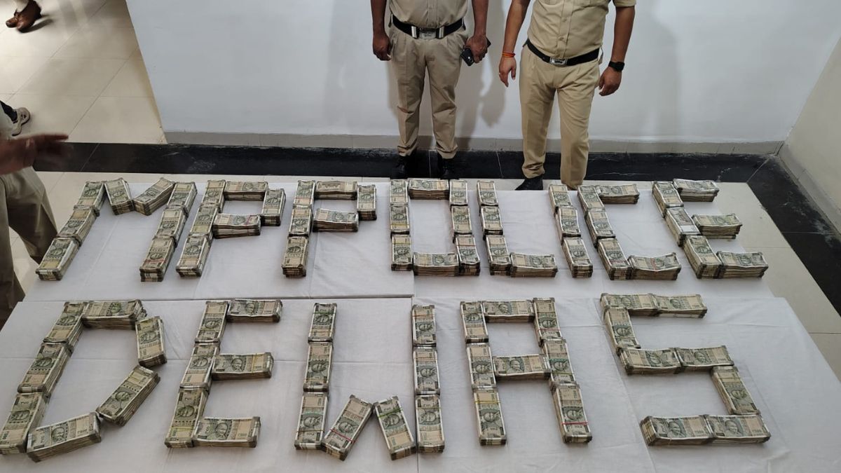theft of 1 crore rupees from a chhatarpur bullion trader revealed one accused arrested entire amount recovered