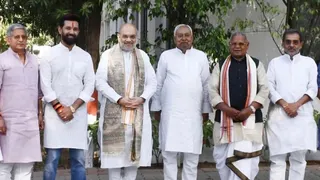 ललन सिंह, चिराग पासवान, अमित शाह, नीतीश कुमार, जीतनराम मांझी और उपेंद्र कुशवाहा।