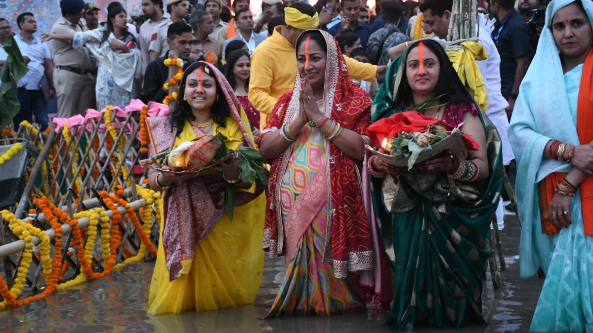 cm rekha gupta celebrates chhath puja in delhi wishes prosperity