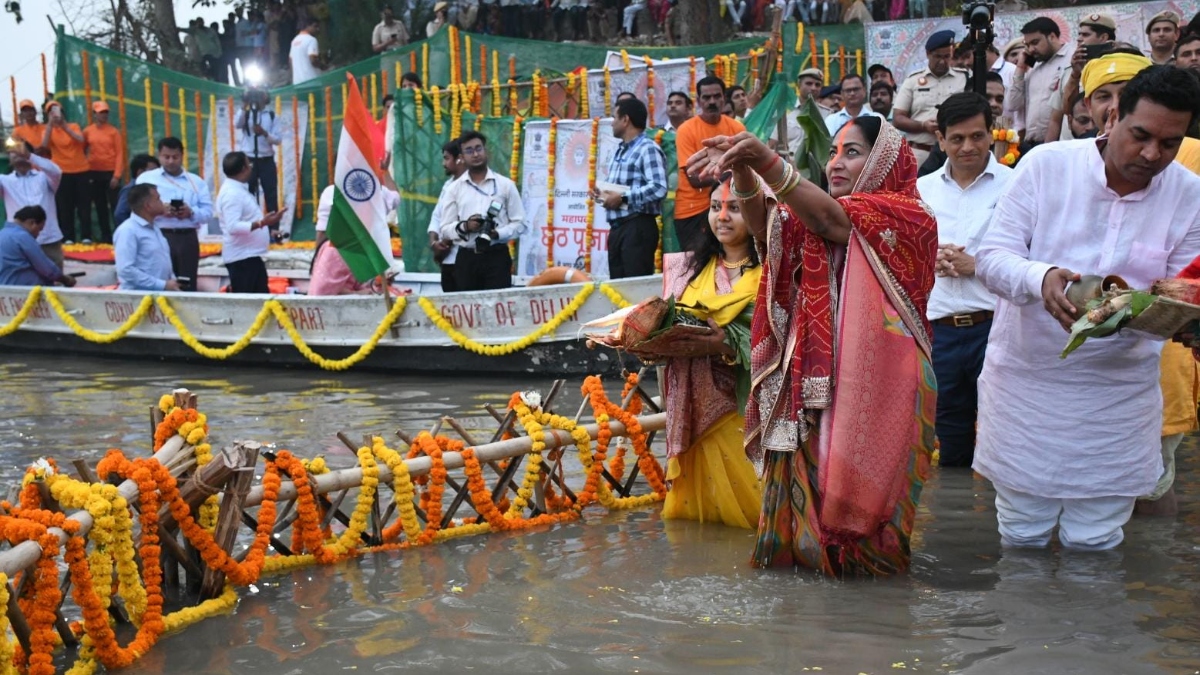 cm offers prayers at yamuna ghat on chhath fulfills promise