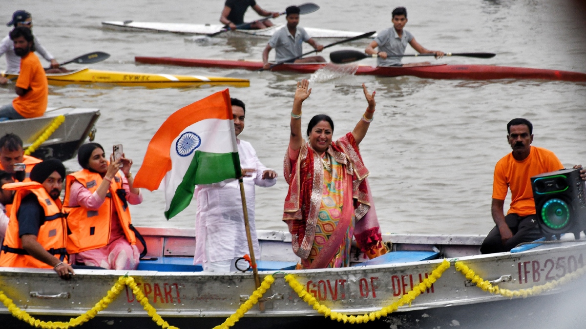 delhi cm celebrates chhath puja at yamuna ghat after 5 years