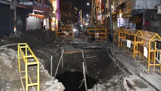 प्रयागराज के राम भवन चौराहे से मुठ्ठीगंज जाने वाले मार्ग पर धंसी सड़क। जागरण