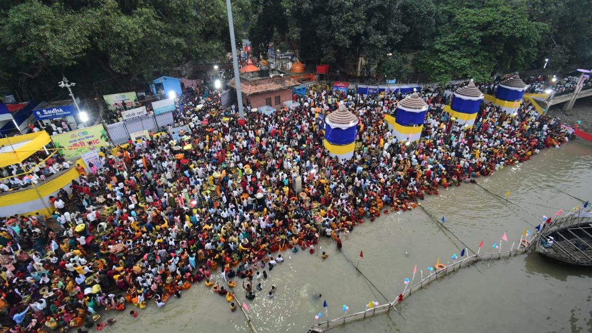 chhath festival 2025 celebrated on ghats of patna see photos and video