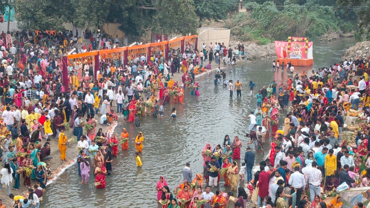 chhath puja celebrations in muzaffarpur devotees offer prayers