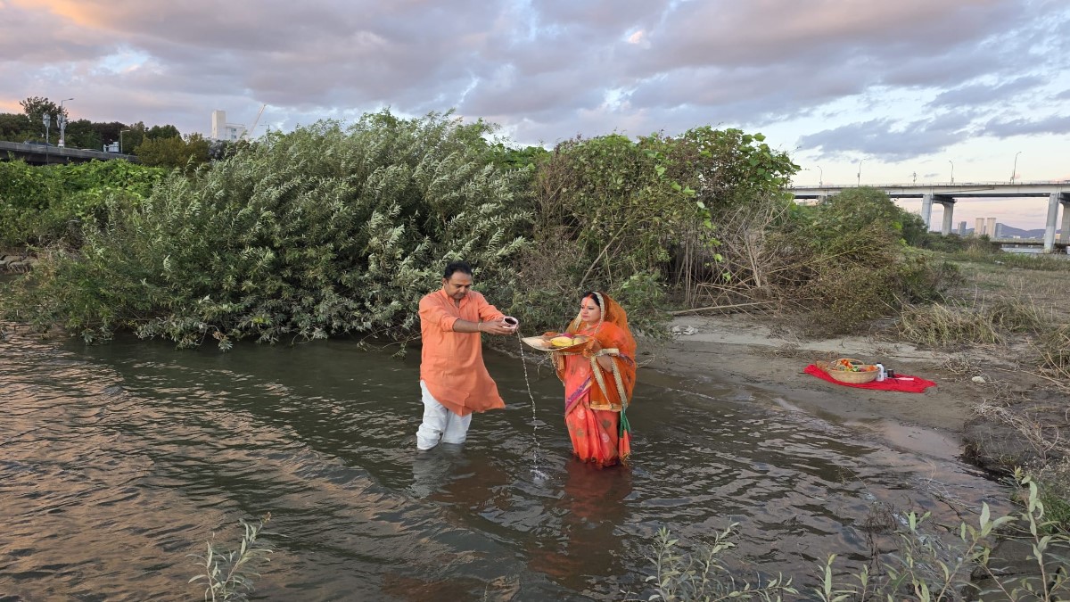 chhath puja in south korea by ifs officer nishikant singh wife shalini singh in one degree temperature