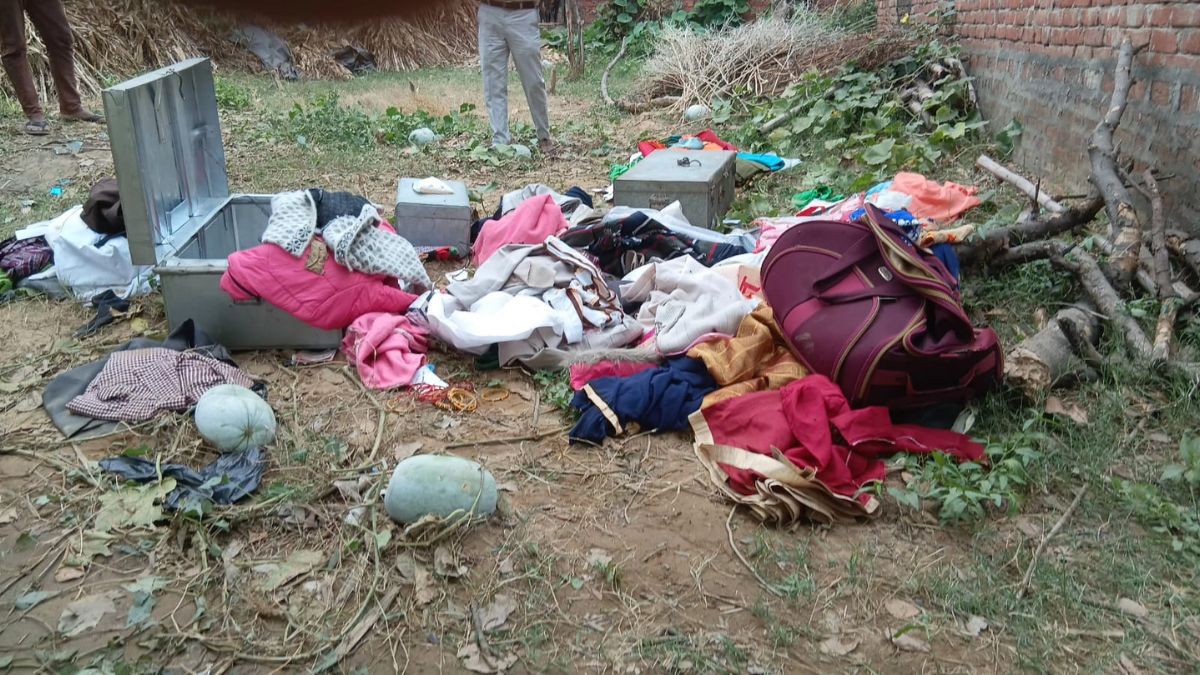 retired supervisors house burglarized jewelry worth 4 lakh stolen