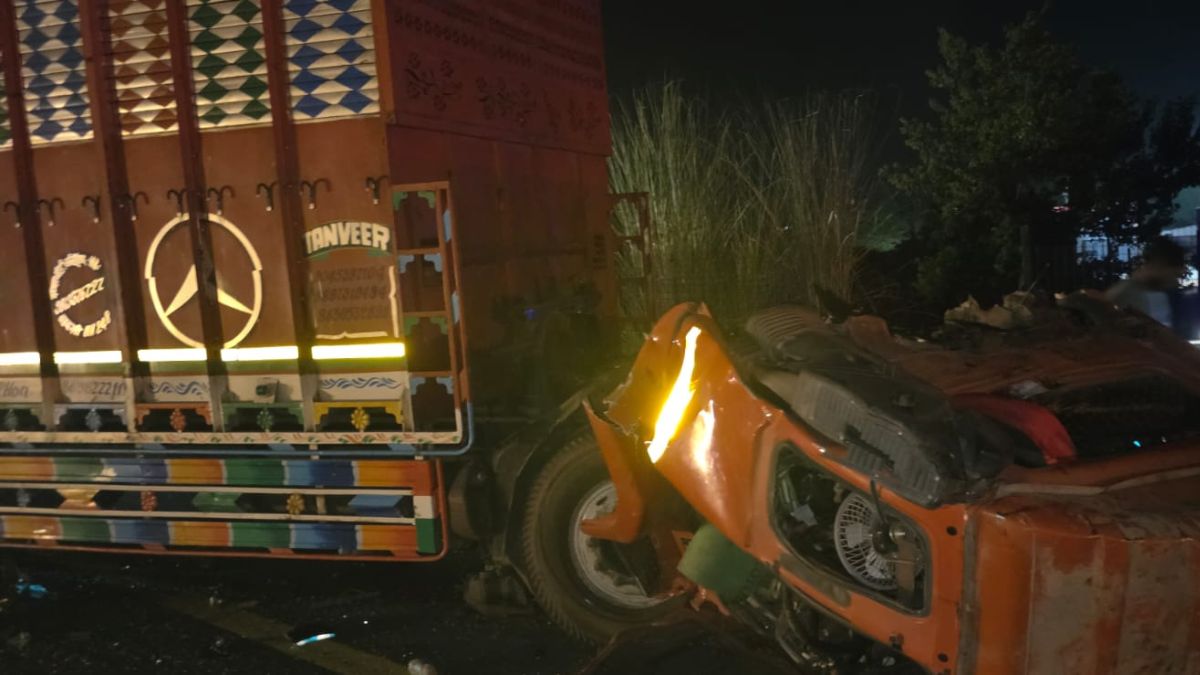 tragic accident on agralucknow expressway two dead five injured