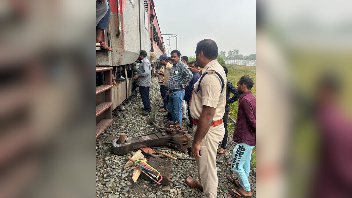 bhagalpur express detachment coaches separate due to coupling failure