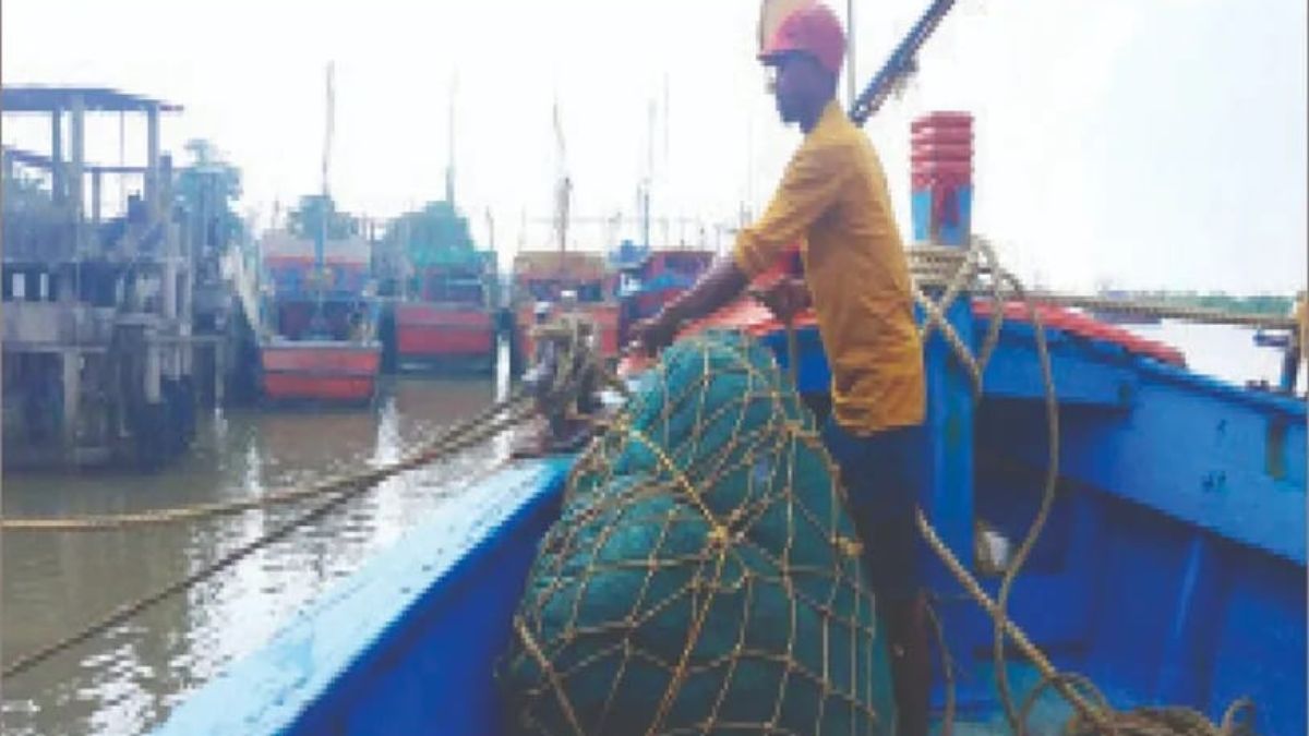 cyclone montha landfall in kakinada red orange alert in odisha