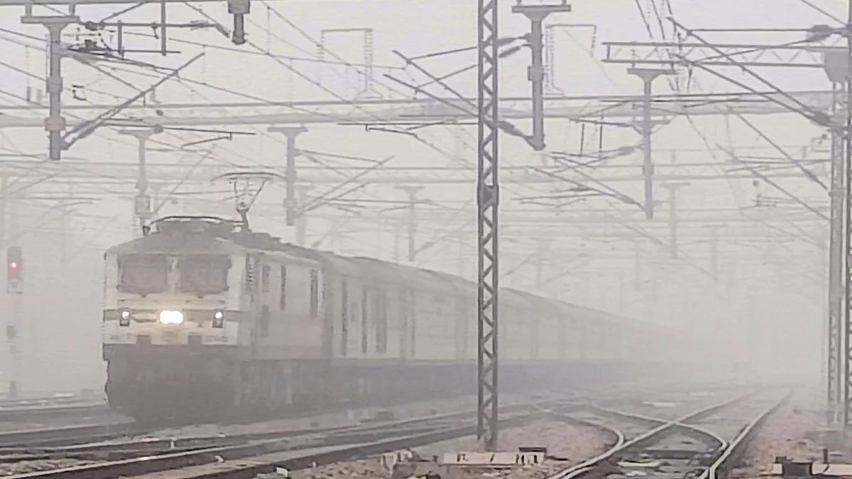 train speed uninterrupted lime marking before signals in fog