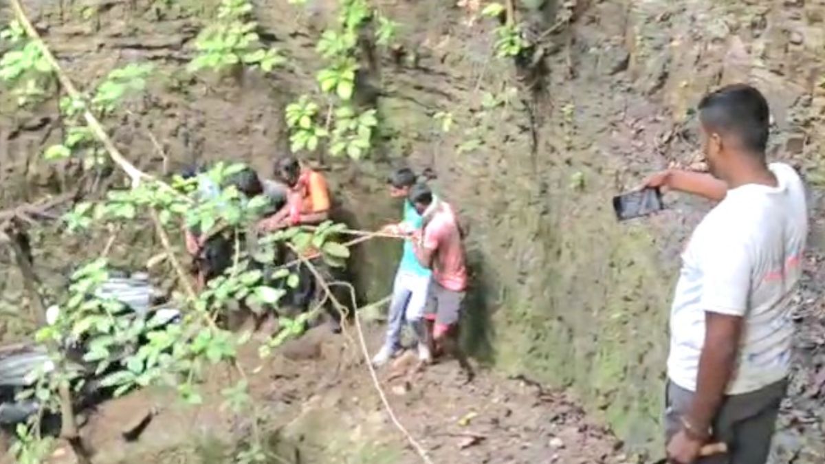 murder over love affair youths body found in coal mine in barhet