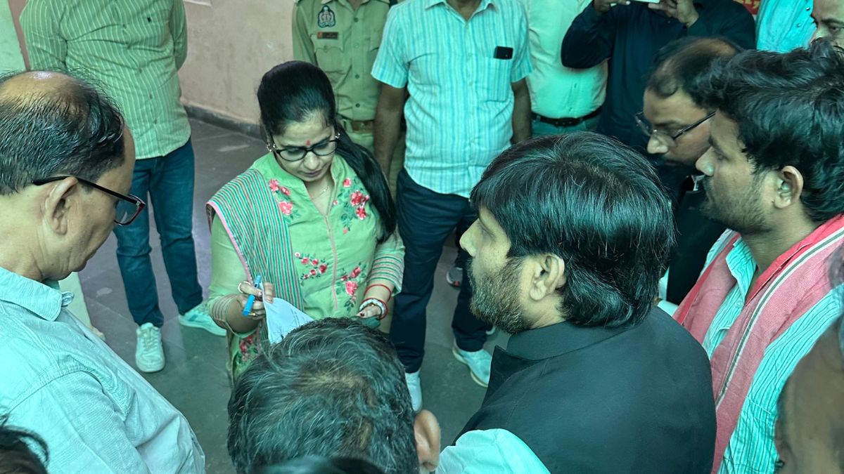 samajwadi party protests jaggan babu statue removal in sitapur